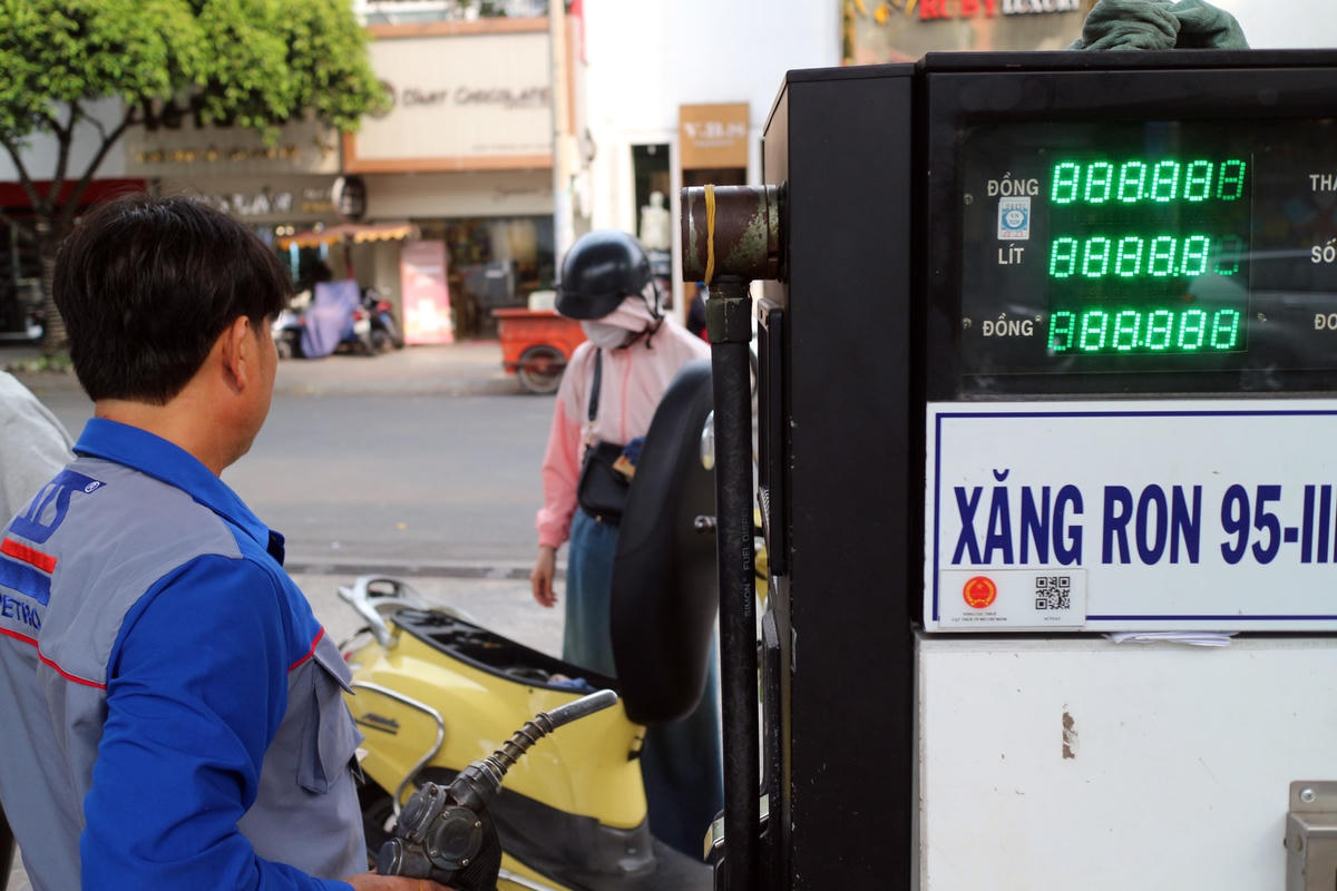 Giá xăng dầu giảm lần thứ 3 liên tiếp. Ảnh: Quang Vinh.