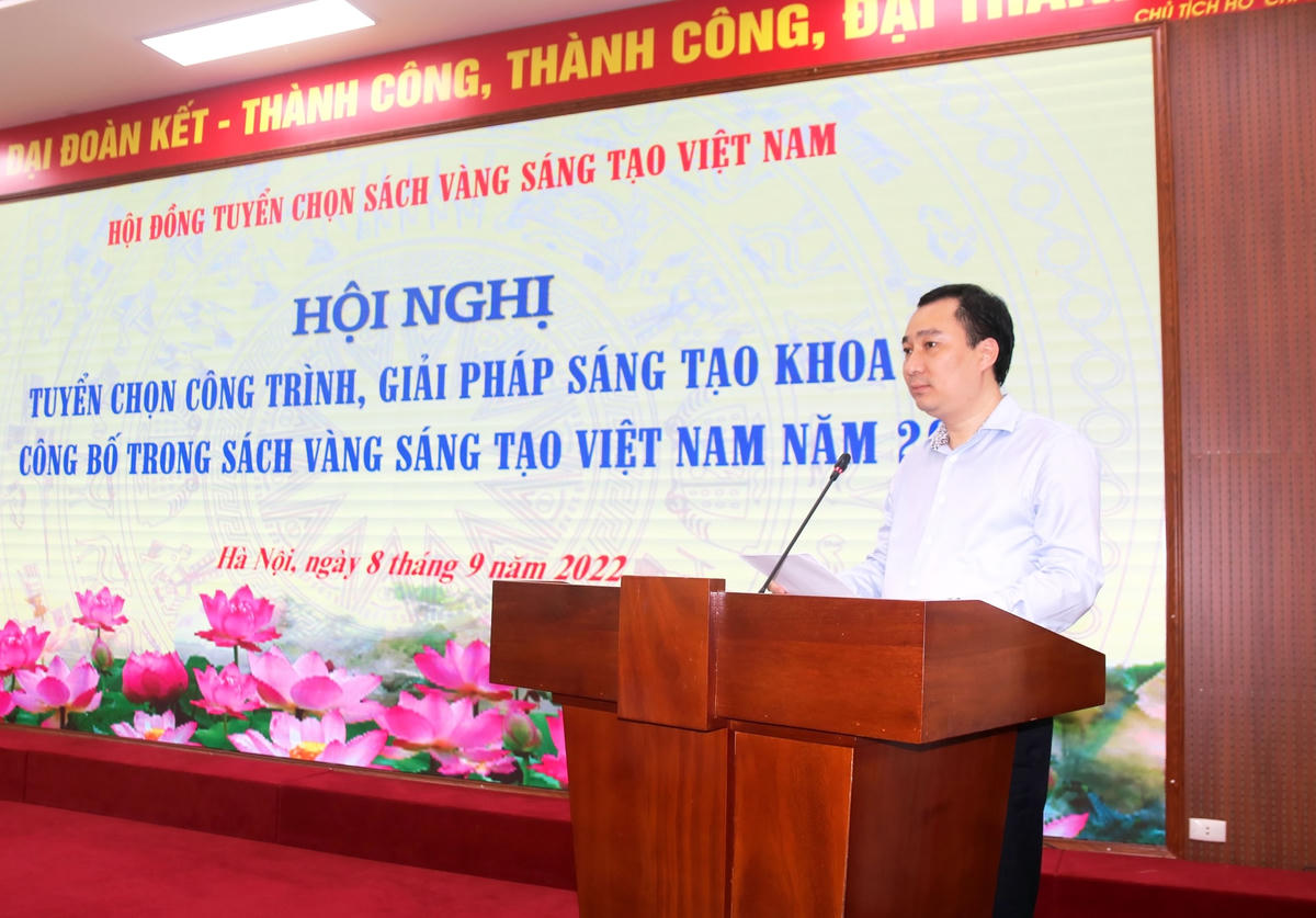 Ông Vũ Văn Tiến, Trưởng Ban Tuyên giáo UBTƯ MTTQ Việt Nam báo cáo kết quả tuyển chọn các công trình, giải pháp khoa học công bố trong Sách vàng Sáng tạo Việt Nam năm 2023.