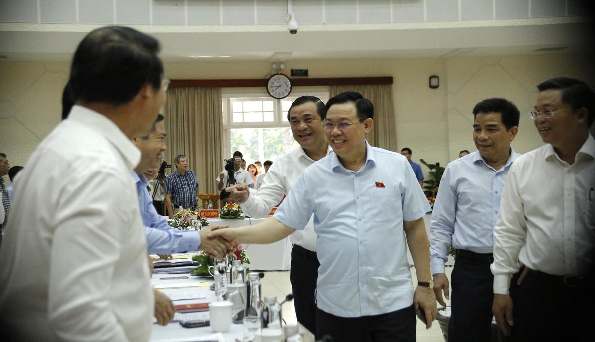 Chủ tịch Quốc hội Vương Đình Huệ với các đại biểu trước buổi làm việc.