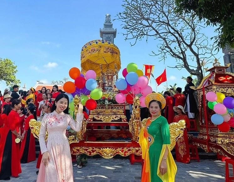 Dân làng Cựu Hào vui tươi, phấn khởi trong ngày hội, trong không khí làng quê đổi mới, phát triển.