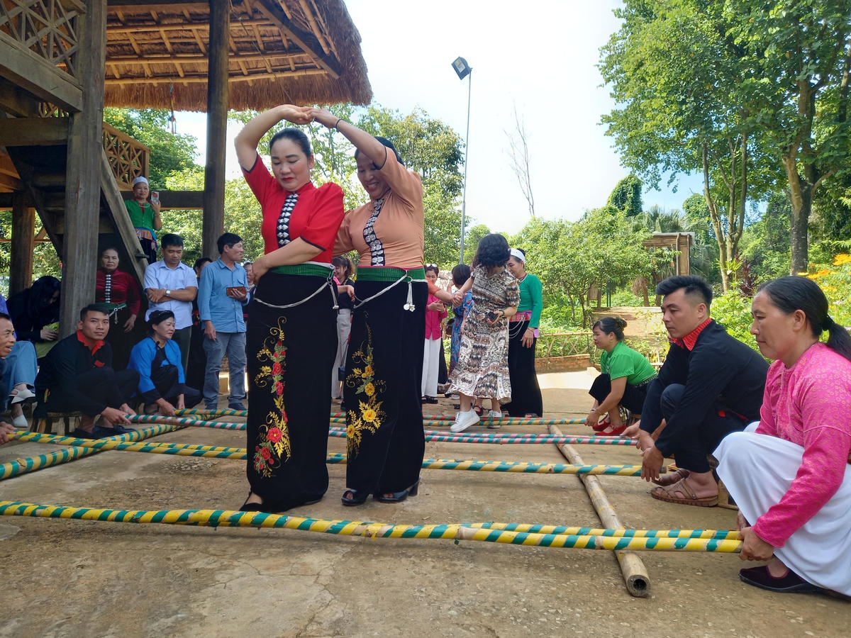 Múa sạp.