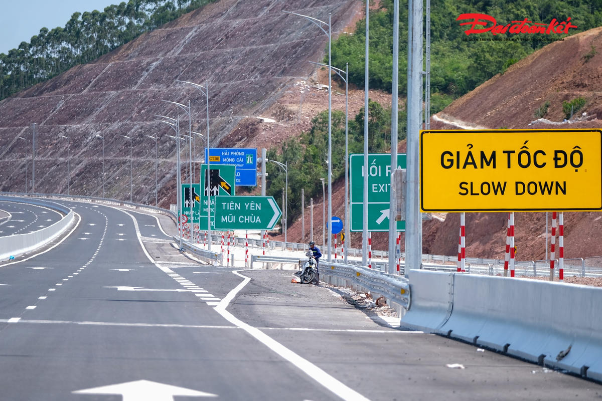 Theo đại diện đơn vị nhà thầu thi công tuyến cao tốc Vân Đồn - Móng Cái cho biết, Chủ đầu tư dự án và các đơn vị nhà thầu tổ chức thi công 3 ca liên tục để đẩy mạnh tiến độ thi công công trình.