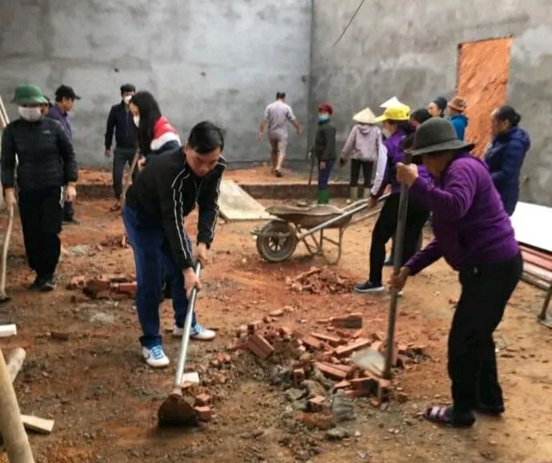 Bà con nhân dân xã Yên Phú, huyện Hàm Yên san nền, xây dựng nhà văn hóa thôn.