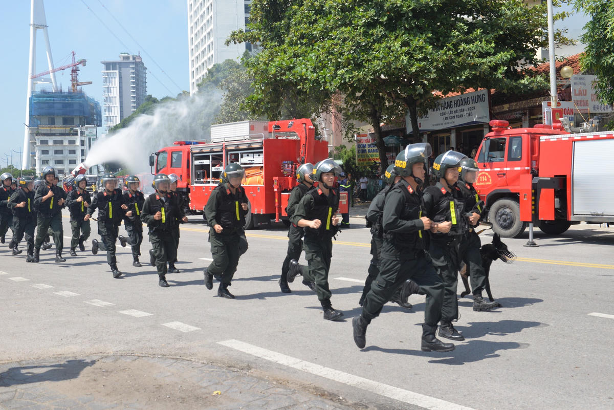 Các lực lượng ngay lập tức có mặt tại hiện trường để xử lý đám cháy.