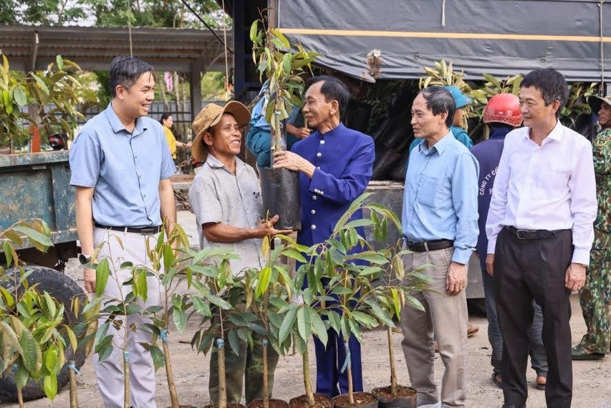 Hiệp sĩ Đại Thánh giá Lê Đức Thịnh và các thành viên trong đoàn công tác trao hỗ trợ cây giống cho bà con đồng bào dân tộc tại xã Rờ Kơi với mong mỏi, mỗi mầm xanh được gieo xuống mảnh đất này là thêm hy vọng cho một tương lai ấm no hơn, tươi sáng hơn. Ảnh: Quang Vinh. 