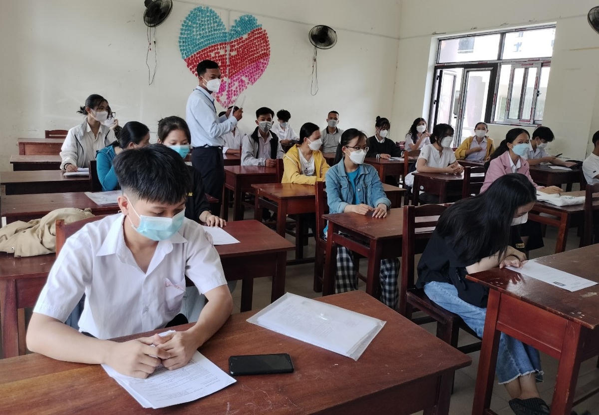 Các thí sinh làm thủ tục thi tốt nghiệp THPT năm 2022.