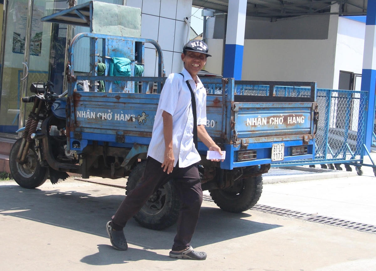 Anh bán vé số, người đẫm mồ hôi vì trời nắng.