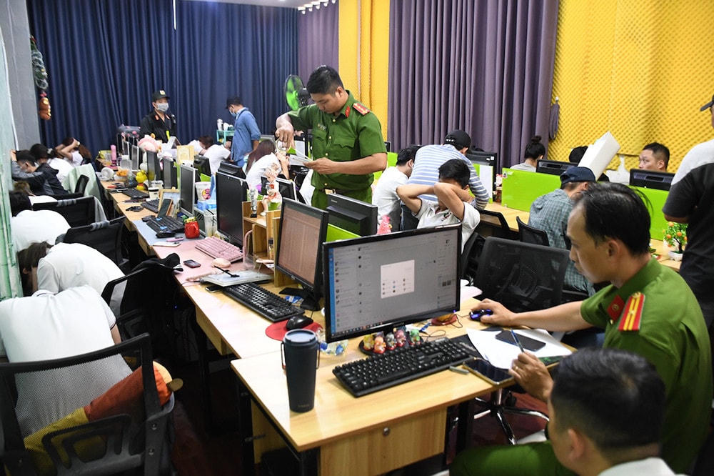 Công an khám xét khẩn cấp trụ sở Công ty Luật TNHH Pháp Việt. Nguồn: CACC.