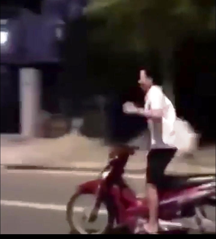 Nam thanh niên điều khiển xe máy buông cả 2 tay. (Ảnh cắt clip).