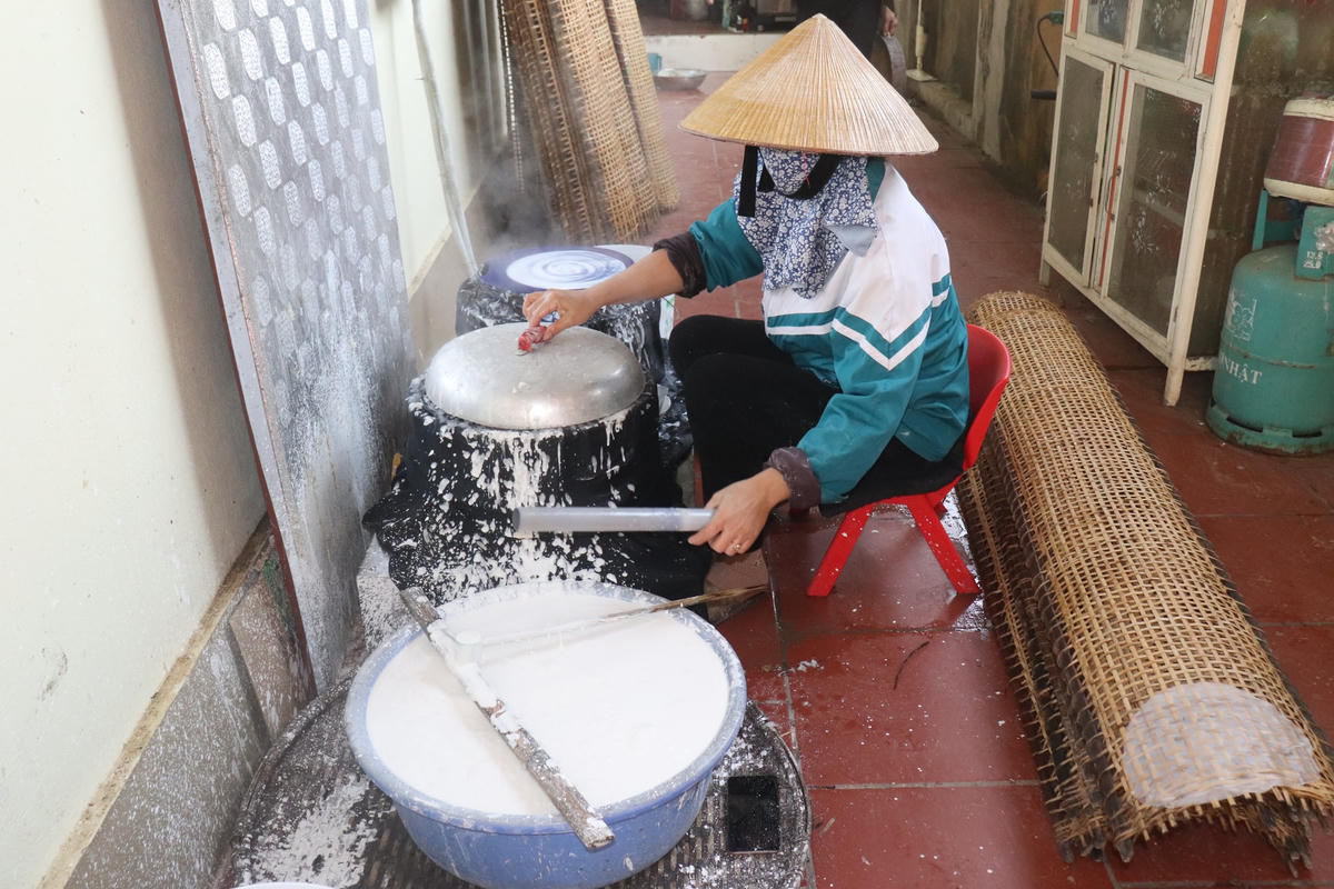 Là một trong những gia đình c làm bánh đa nem lâu năm ở Tân Châu, những ngày giáp Tết, gia đình chị Lê Thị Nguyên (làng Đắc Châu 2) lại huy động toàn bộ nhân công làm ngày làm đêm để kịp trả đơn cho các thương lái.