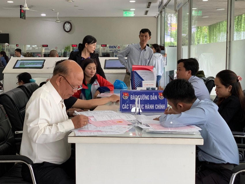 Người dân làm thủ tục hành chính tại quận 12, TPHCM.
