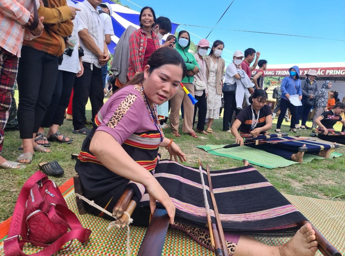 Nghệ nhân trình diễn dệt thổ cẩm của đồng bào DTTS.