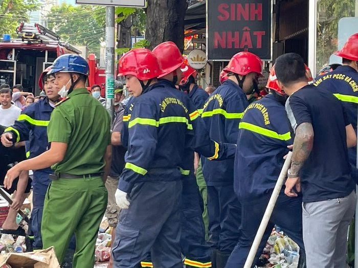 Lực lượng chức năng tìm kiếm các nạn nhân nghi bị mắc kẹt.