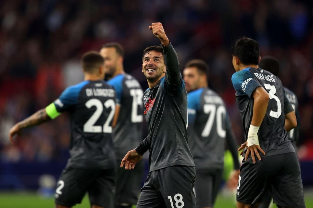 Simeone ăn mừng sau khi ghi bàn nâng tỷ số lên 6-1 cho Napoli trước Ajax (Ảnh: Getty).