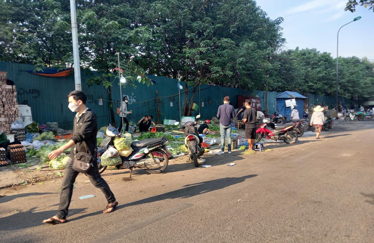 Bất chấp ‘biển cấm’ chợ cóc vẫn hoạt động nhộn nhịp trên đường Trần Quốc Vượng