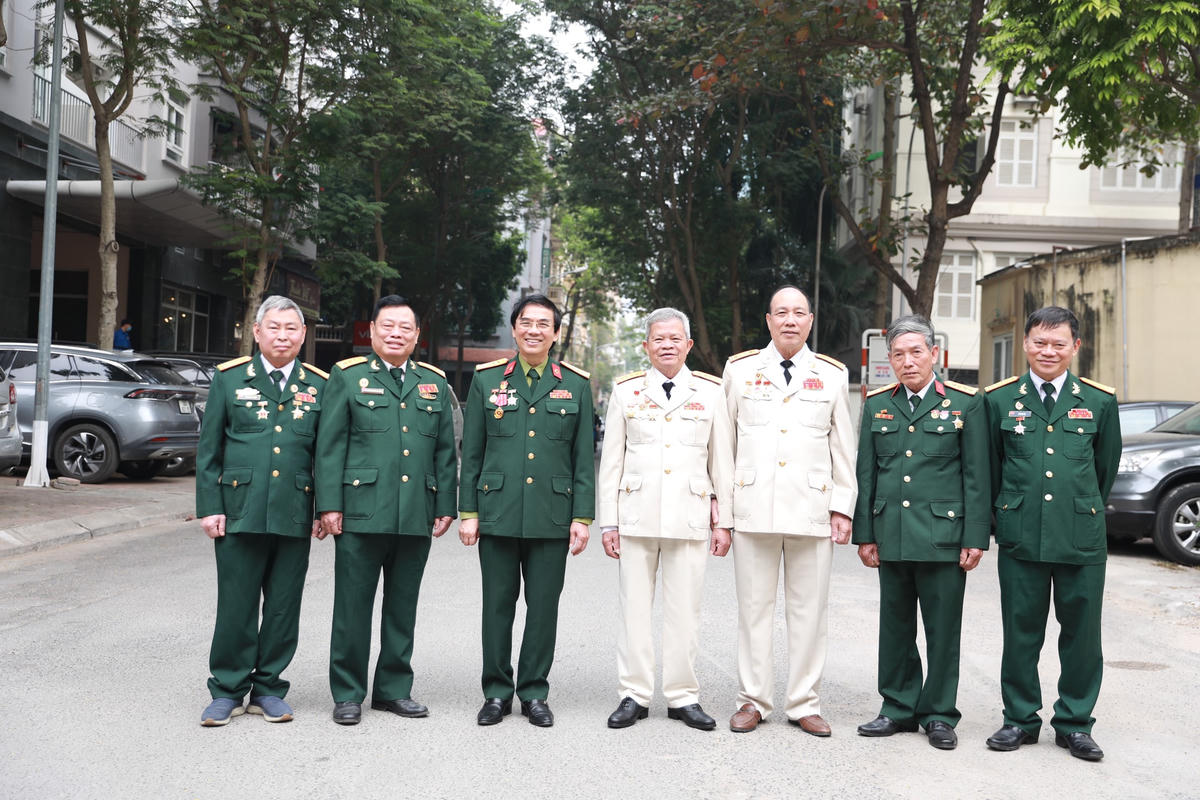 Cựu chiến binh Đàm Duy Thiên (thứ ba từ trái sang) chụp ảnh kỷ niệm cùng đồng đội.  