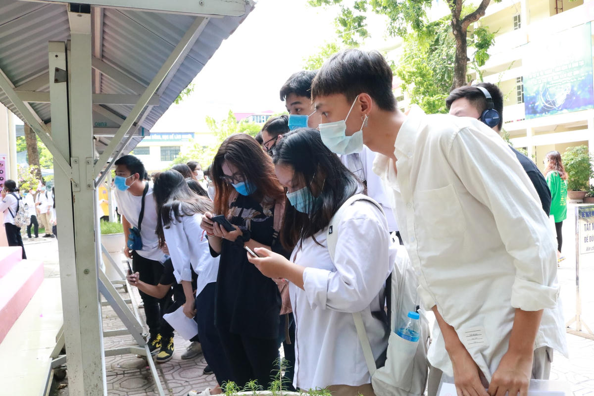 Học sinh tra cứu thông tin trước khi dự thi tốt nghiệp THPT.