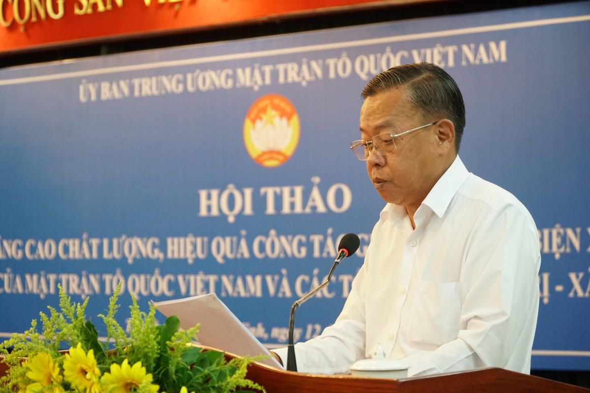 Ông Nguyễn Hữu Hiệp, Ủy viên Ban Thường vụ Thành ủy, Trưởng Ban Dân vận Thành ủy TP HCM trình bày tham luận tại Hội thảo. Ảnh: Tam Nguyên.