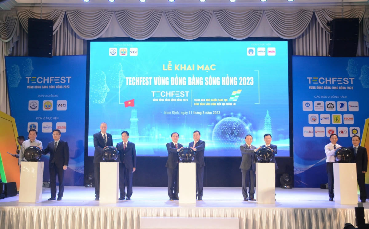 Các đại biểu bấm nút khai mạc Techfest vùng đồng bằng sông Hồng 2023.