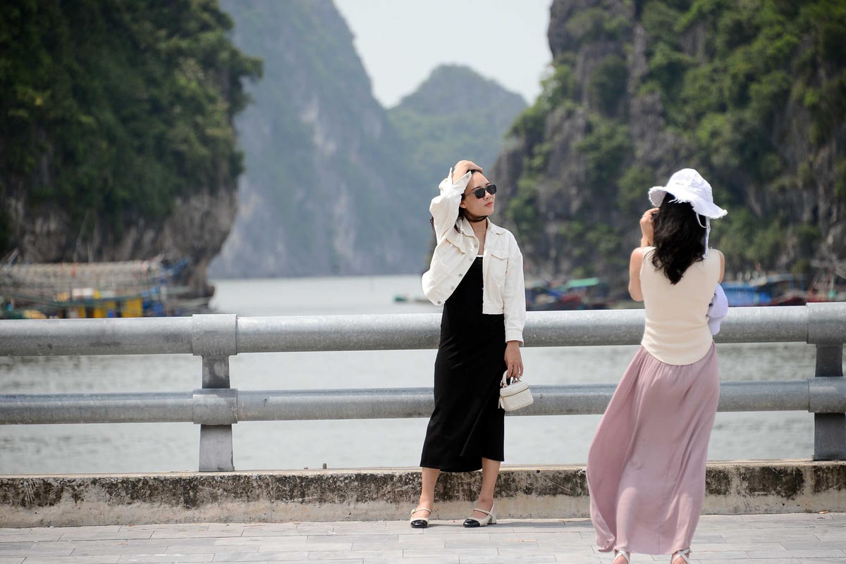 Tranh thủ chụp ảnh check in Hạ Long trước khi bão về.