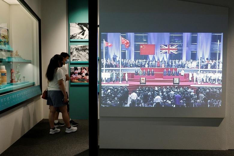 Màn hình chiếu lại buổi lễ chuyển giao tại Bảo tàng Lịch sử Hong Kong năm 1997. Ảnh: Reuters.