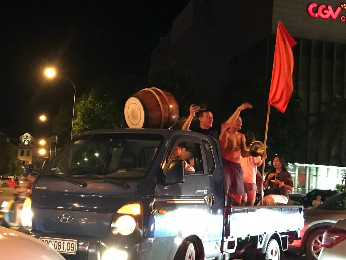 Trống, chiêng... được trưng dụng để "đi bão".