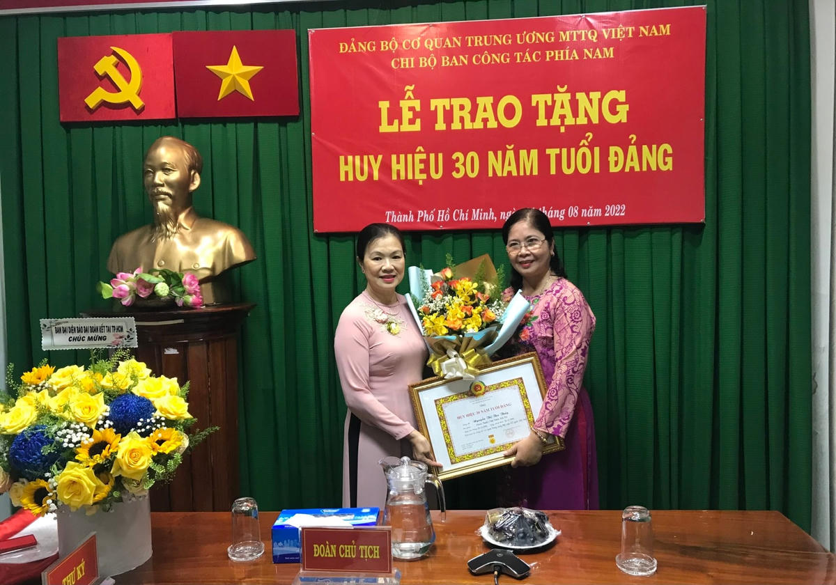 Phó Chủ tịch Trương Thị Ngọc Ánh đã trao tặng Huy hiệu 30 năm tuổi Đảng cho bà Nguyễn Thị Thu Thủy..