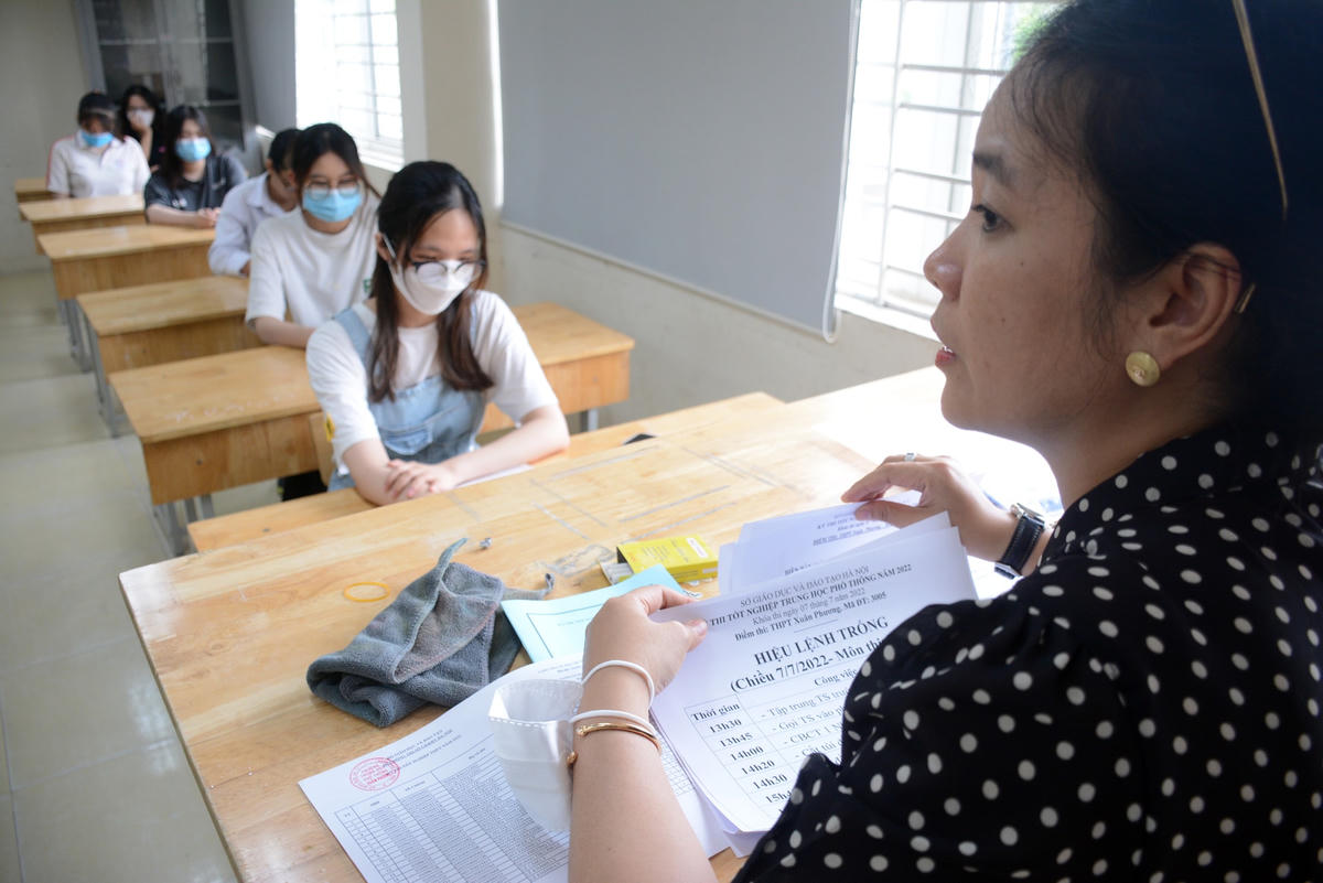 Thí sinh nghe phổ biến Quy chế thi trong buổi làm thủ tục dự thi tốt nghiệp chiều 6/7.