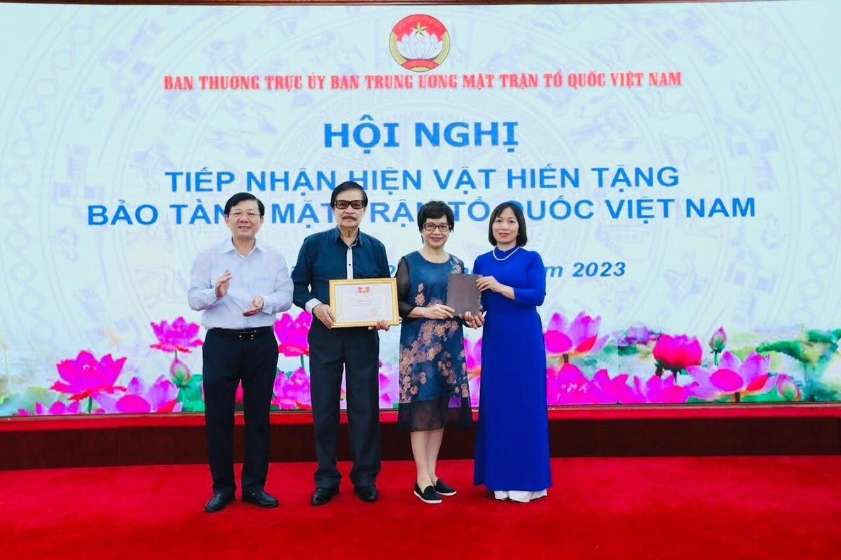 Phó Chủ tịch UBTƯ MTTQ Việt Nam Nguyễn Hữu Dũng tiếp nhận hiện vật hiến tặng Bảo tàng MTTQ Việt Nam và trao giấy chứng nhận cho đại diện gia đình học giả Đỗ Đức Dục. Ảnh: Quang Vinh.