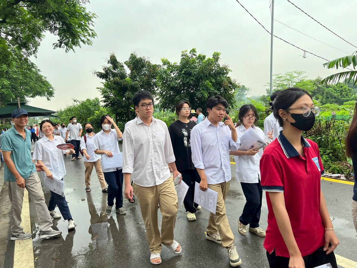 Thí sinh hoàn thành kỳ thi tốt nghiệp THPT 2025 tại Hà Nội (ảnh Thanh Tâm)