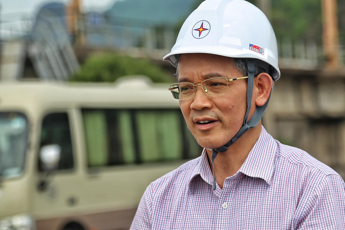 "Từ giữa tháng 5, thủy điện Hòa Bình đã khai thác cầm chừng, từ đầu tháng 6, khai thác theo nhiệm vụ điều tần, điều áp hệ thống. Các tổ máy thường xuyên phải khởi động rồi dừng, lại tái khởi động, công suất khai thác thay đổi liên tục trong ngày theo lệnh điều độ A0", ông Vương nhấn mạnh.