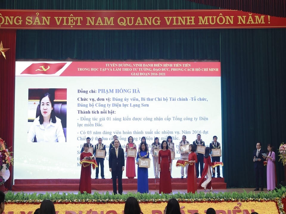 Chị Phạm Hồng Hà - Kế toán trưởng Công ty Điện lực Lạng Sơn được tuyên dương, vinh danh điển hình tiên tiến trong học tập và làm theo tư tưởng, đạo đức, phong cách Hồ Chí Minh giai đoạn 2016-  2021.