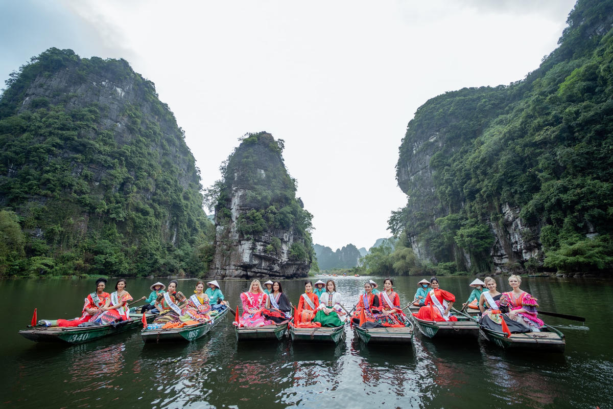 Hoa hậu Khánh Ngân cùng các thí sinh quảng bá du lịch Việt Nam. 