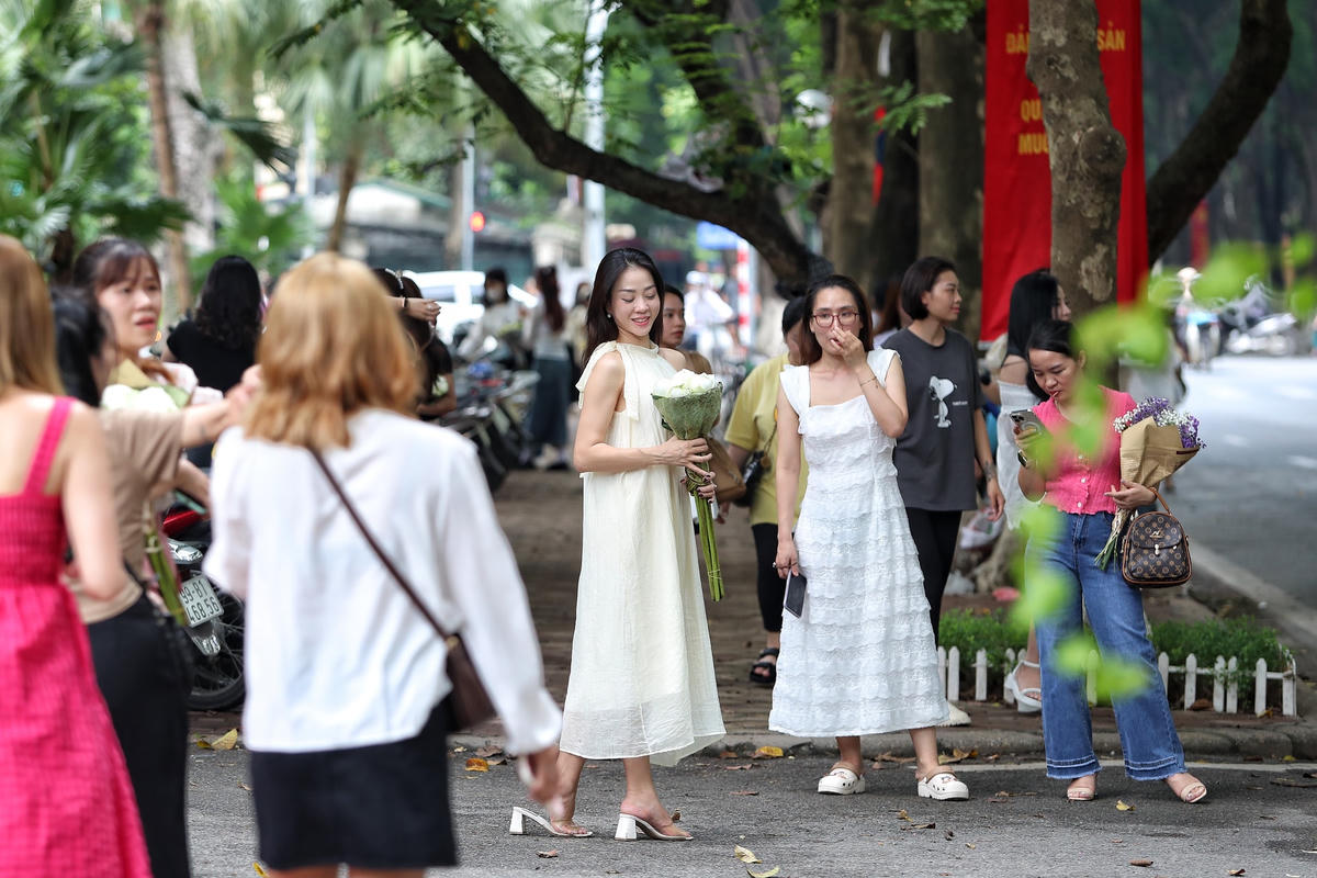Hà Nội: Người dân đổ về phố Phan Đình Phùng chụp ảnh mùa Thu
