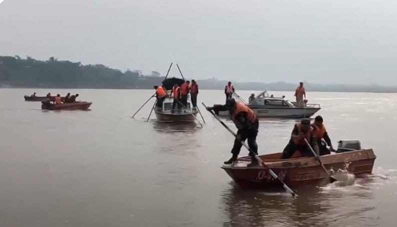Phạm tìm kiếm ngày càng mở rộng xuống hạ lưu. Ảnh Tuấn Trung.