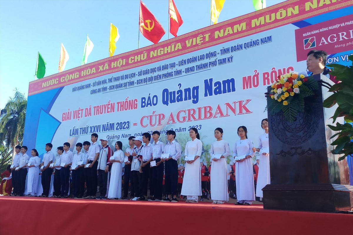 BTC trao học bổng cho 20 em học sinh nghèo.