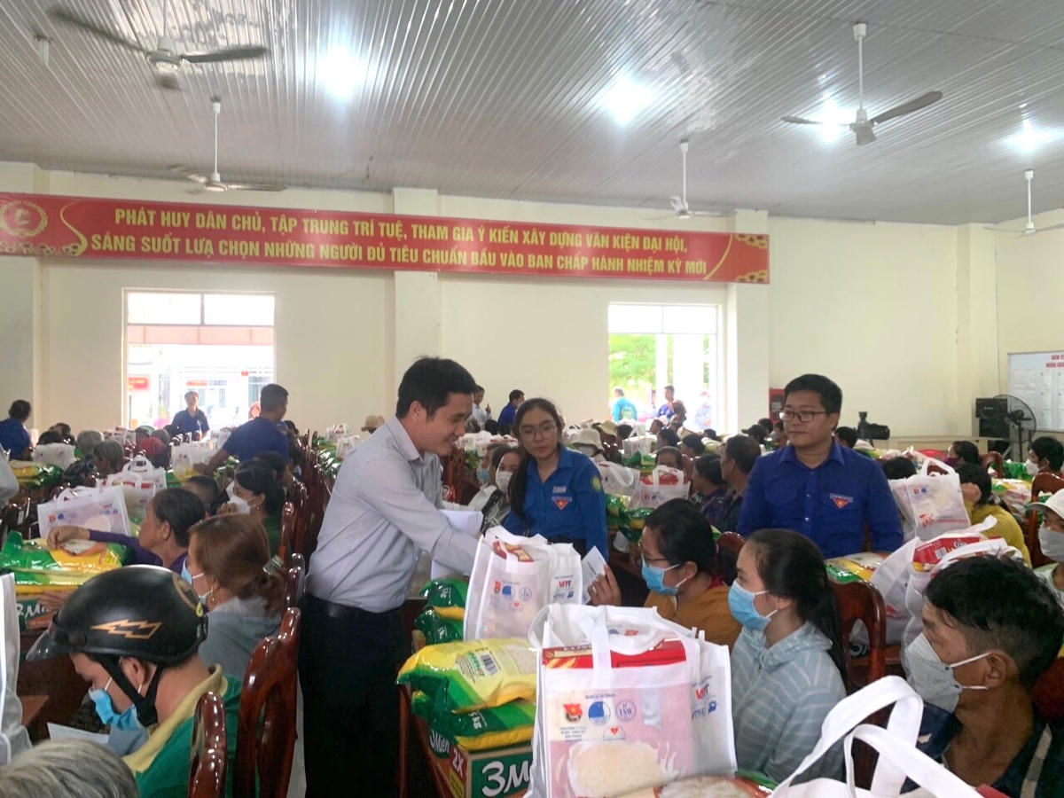 Trao quà và các hỗ trợ dân sinh khác tới đồng bào có hoàn cảnh khó khăn tại chương trình.  