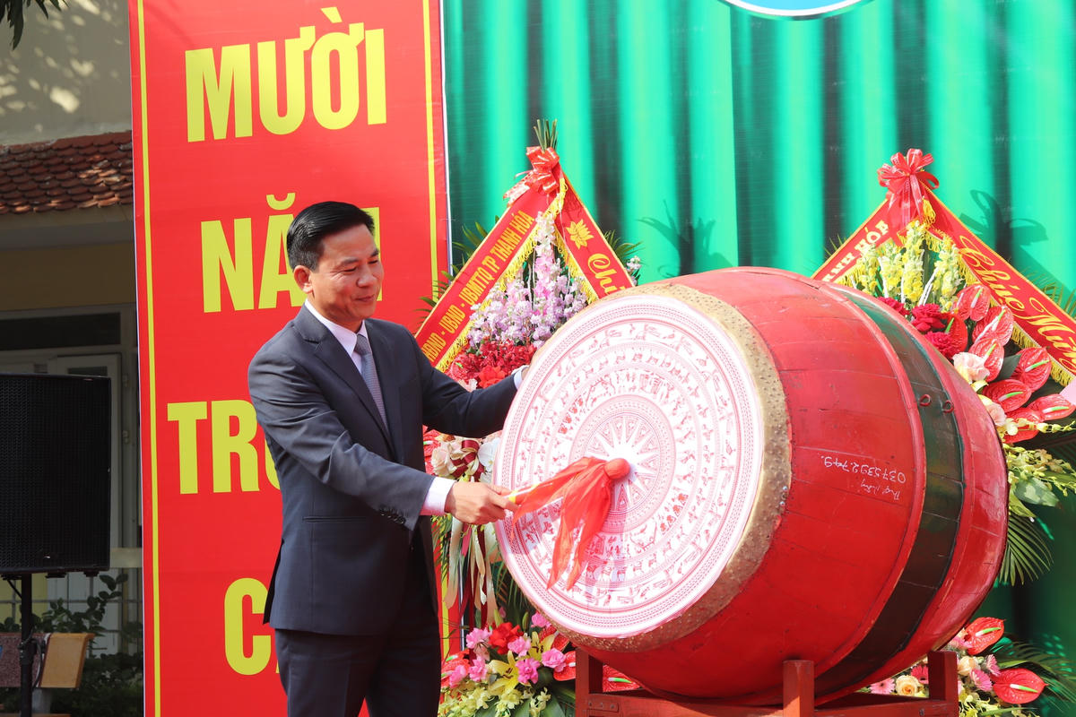 Bí thư Tỉnh ủy Thanh Hóa đánh hồi trống bắt đầu năm học mới.
