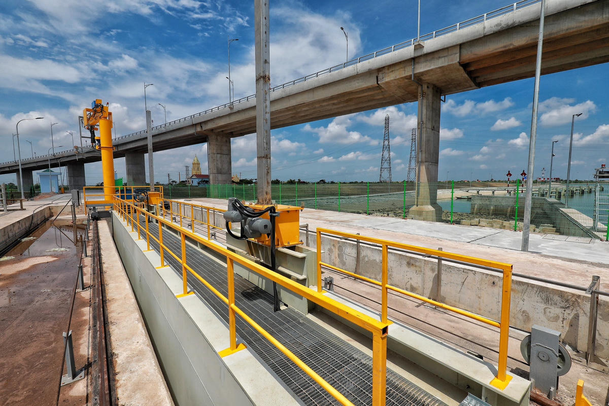 Cụm công trình này thuộc Dự án Phát triển giao thông vận tải khu vực đồng bằng Bắc Bộ - Dự án WB6. Tổng mức đầu tư ban đầu hơn 107 triệu USD, giá trị thi công thực tế khoảng 75 triệu USD. Bộ GTVT là cơ quan chủ quản, chủ đầu tư là Ban Quản lý các dự án đường thủy.