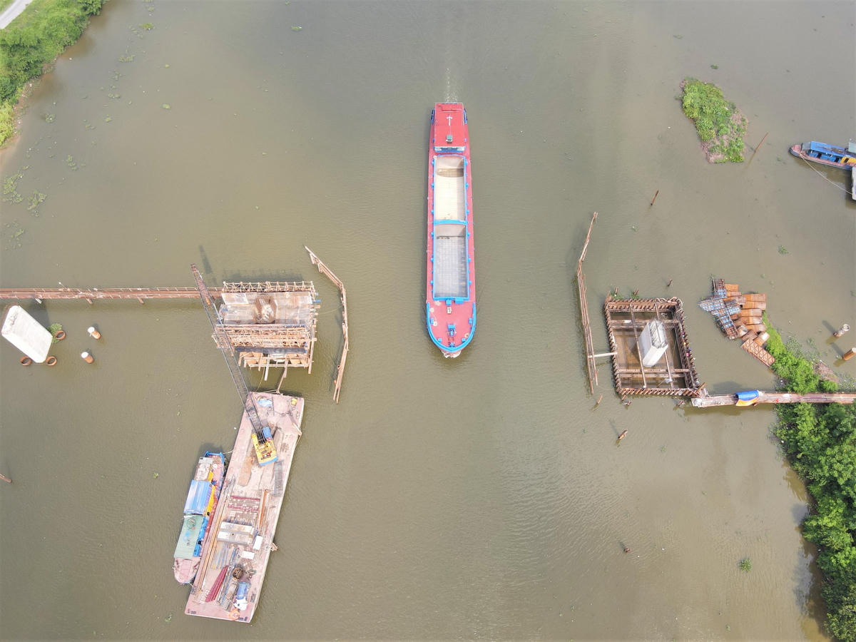 Phần trụ cầu đang được thi công rất khẩn trương. Trong quá trình xây lắp, để giúp tàu thuyền có thể qua lại, các nhà thầu đã mở ra một khoảng nhỏ ở giữa lòng sông