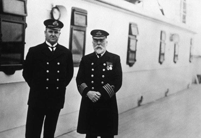 Thuyền trưởng Edward J. Smith (phải) và người quản lý tàu Hugh Walter McElroy chụp ảnh kỷ niệm trên boong Titanic.