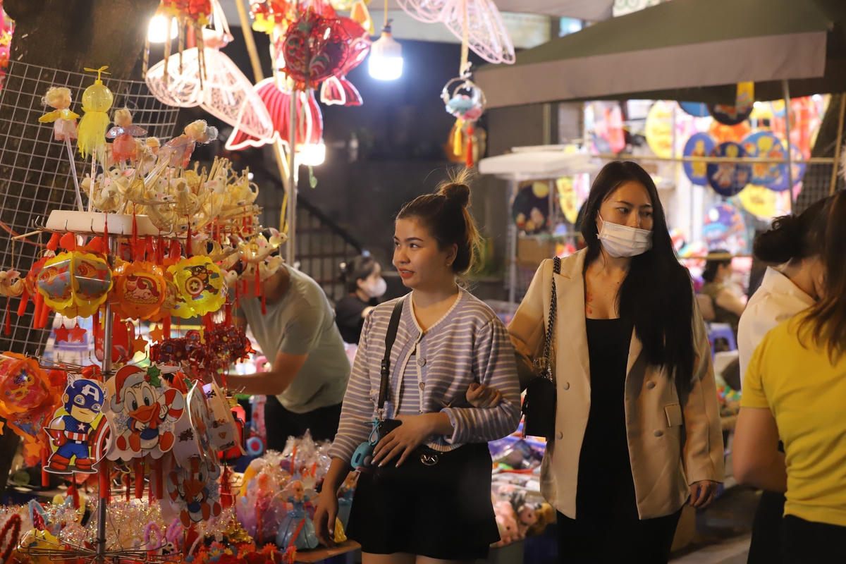 Hà Nội: Người dân ùn ùn đổ về phố Hàng Mã chơi Trung thu