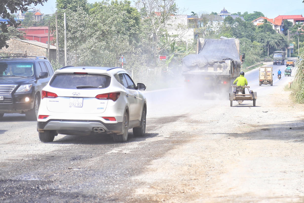 Mỗi ngày có hàng trăm xe ô tô tải trọng lớn chạy trên tuyến đường mòn Hồ Chí Minh đoạn Km426 + 500 đi qua dốc Đồng Đầm, xã Thủy Xuân Tiên, huyện Chương Mỹ, Hà Nội.