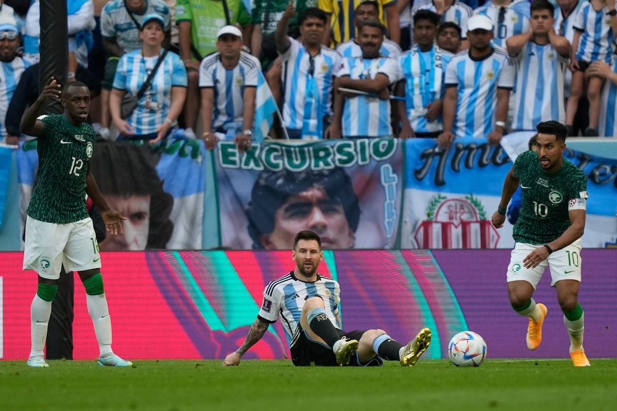 Messi bất lực trong hiệp hai. Ảnh: AP.