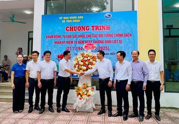 Chương trình khám bệnh, tư vấn sức khỏe miễn phí cho các đối tượng chính sách và thân nhân liệt sỹ có sự phối hợp cùng Viện mắt Hà Nội.Ảnh: B.T.