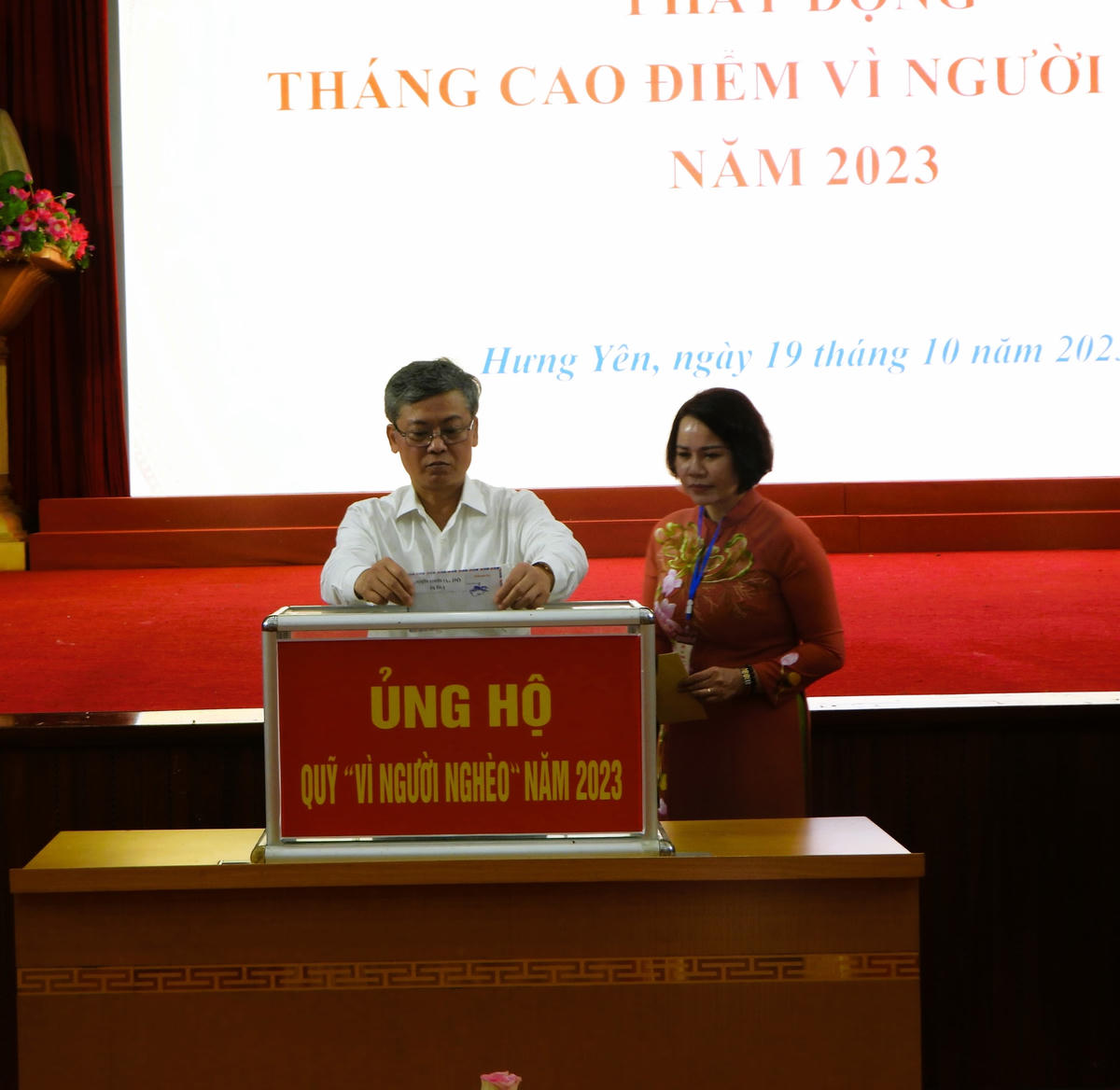 Các đại biểu ủng hộ Quỹ "Vì người nghèo".