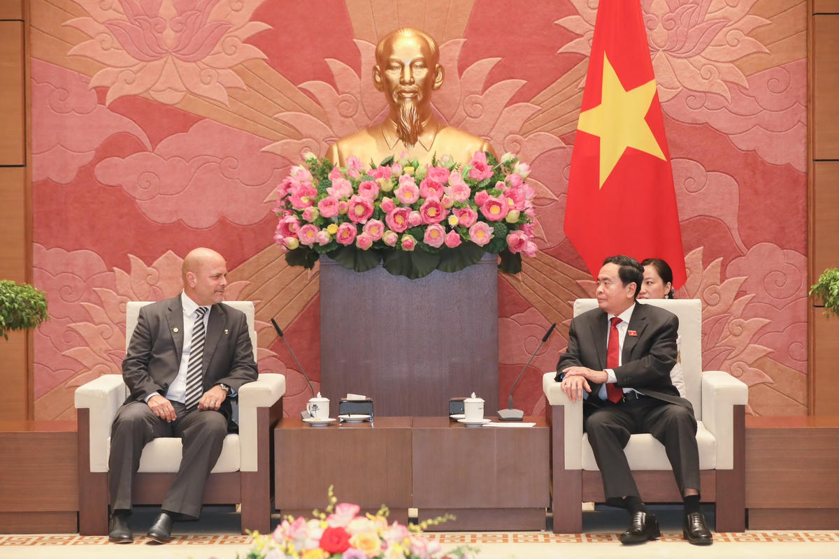 Phó Chủ tịch Thường trực Quốc hội Trần Thanh Mẫn trao đổi với Chủ tịch Ủy ban Bảo vệ Cách mạng Cuba Gerardo Hernandez Nordelo.