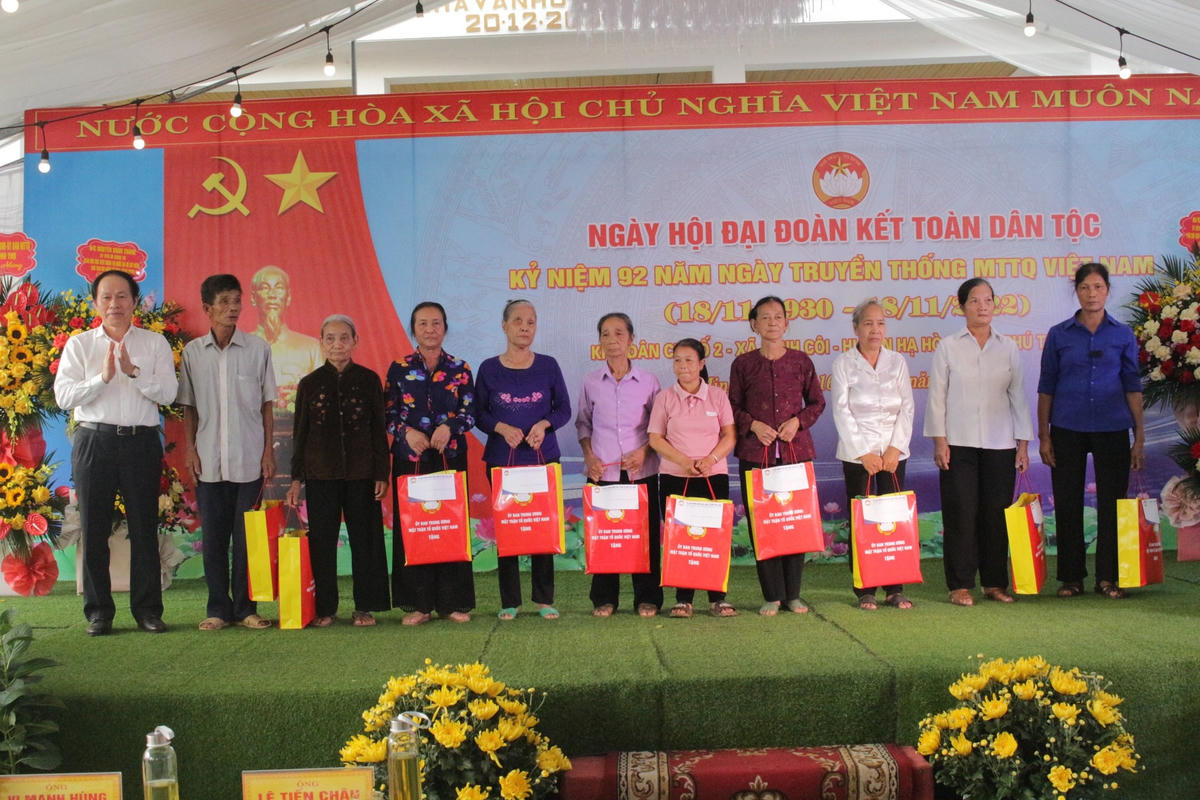 Phó Chủ tịch - Tổng Thư ký UBTƯ MTTQ Việt Nam Lê Tiến Châu tặng quà cho bà con có hoàn cảnh khó khăn trên địa bàn khu 2, xã Minh Côi, huyện Hạ Hòa, tỉnh Phú Thọ trong Ngày hội đại đoàn kết toàn dân tộc 