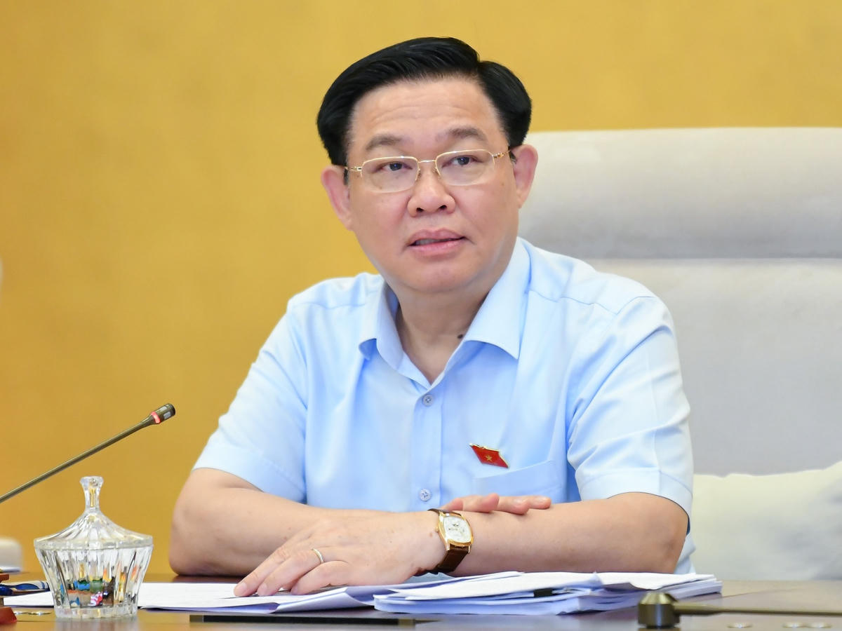 Chủ tịch Quốc hội Vương Đình Huệ phát biểu tại phiên họp.