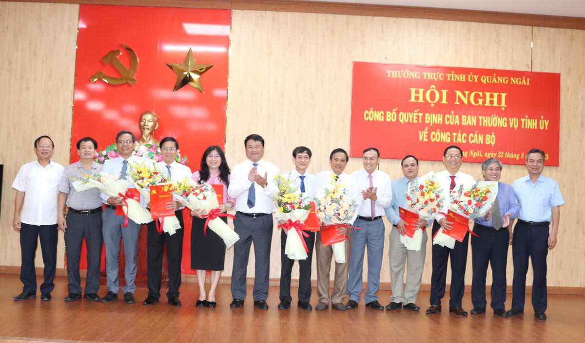 Lãnh đạo tỉnh Quảng Ngãi trao quyết định luân chuyển cho 7 Tỉnh ủy viên.